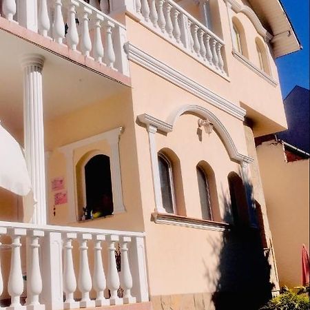 Ádám Apartmanház Apartamento Szeged Exterior foto
