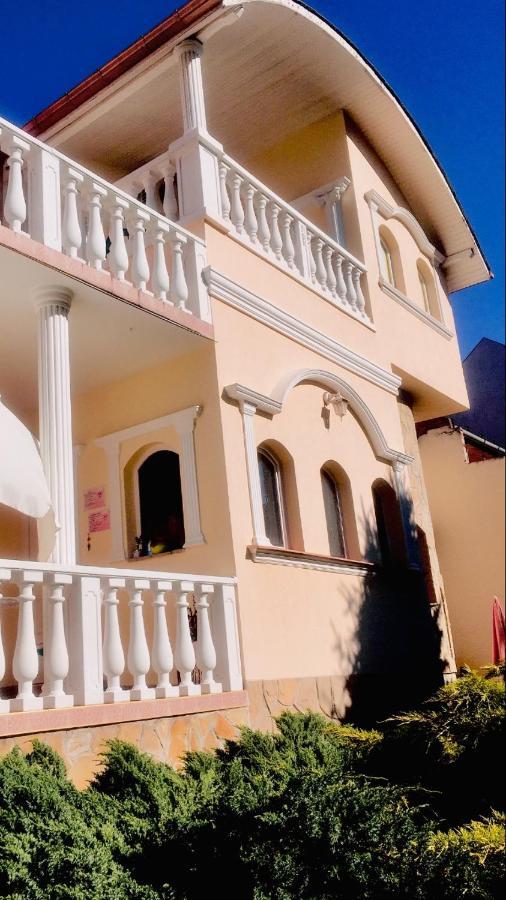 Ádám Apartmanház Apartamento Szeged Exterior foto